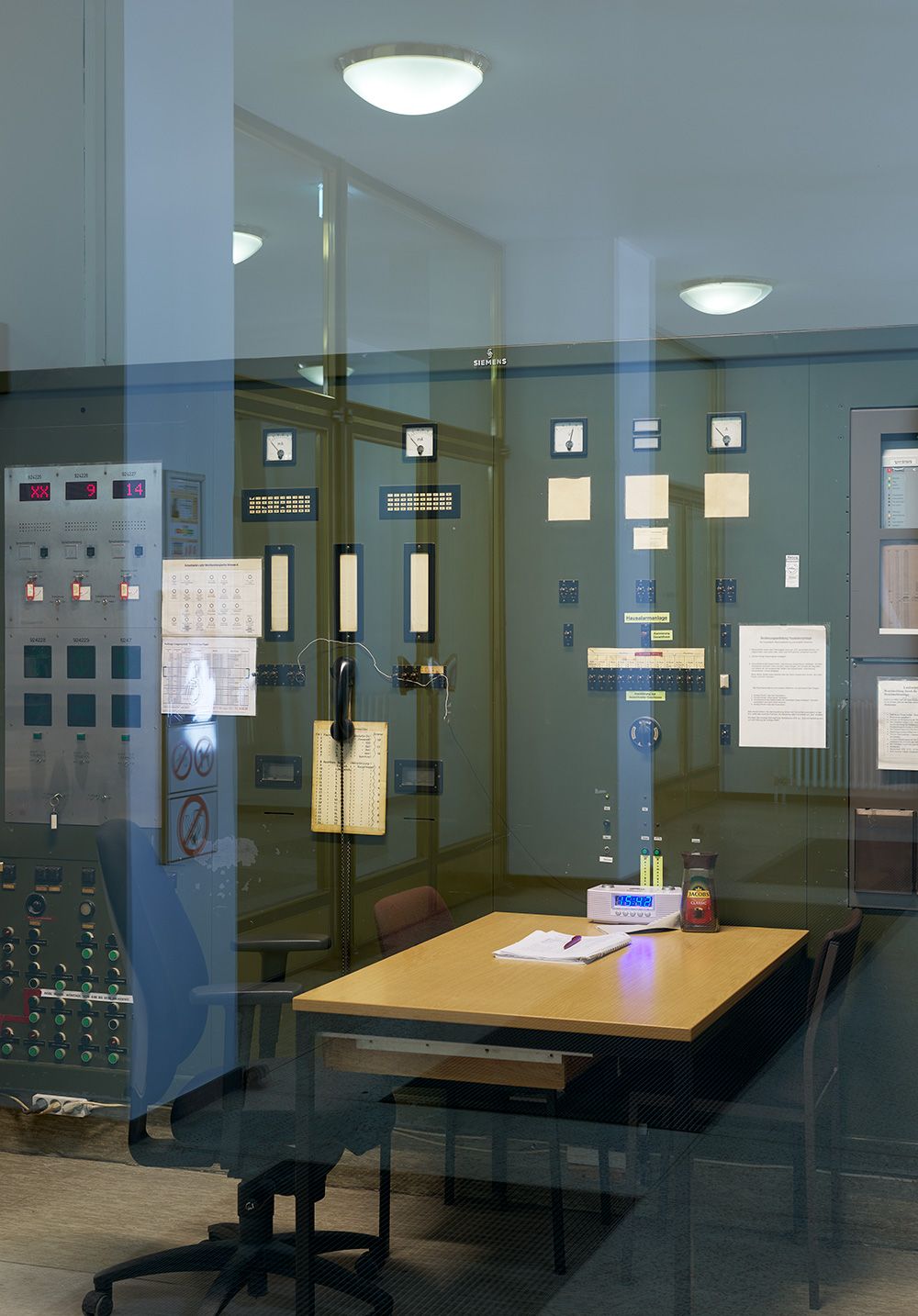 Pförtnerloge vor der Sanierung mit Schalttafeln für die Fahrstühle, April 2020