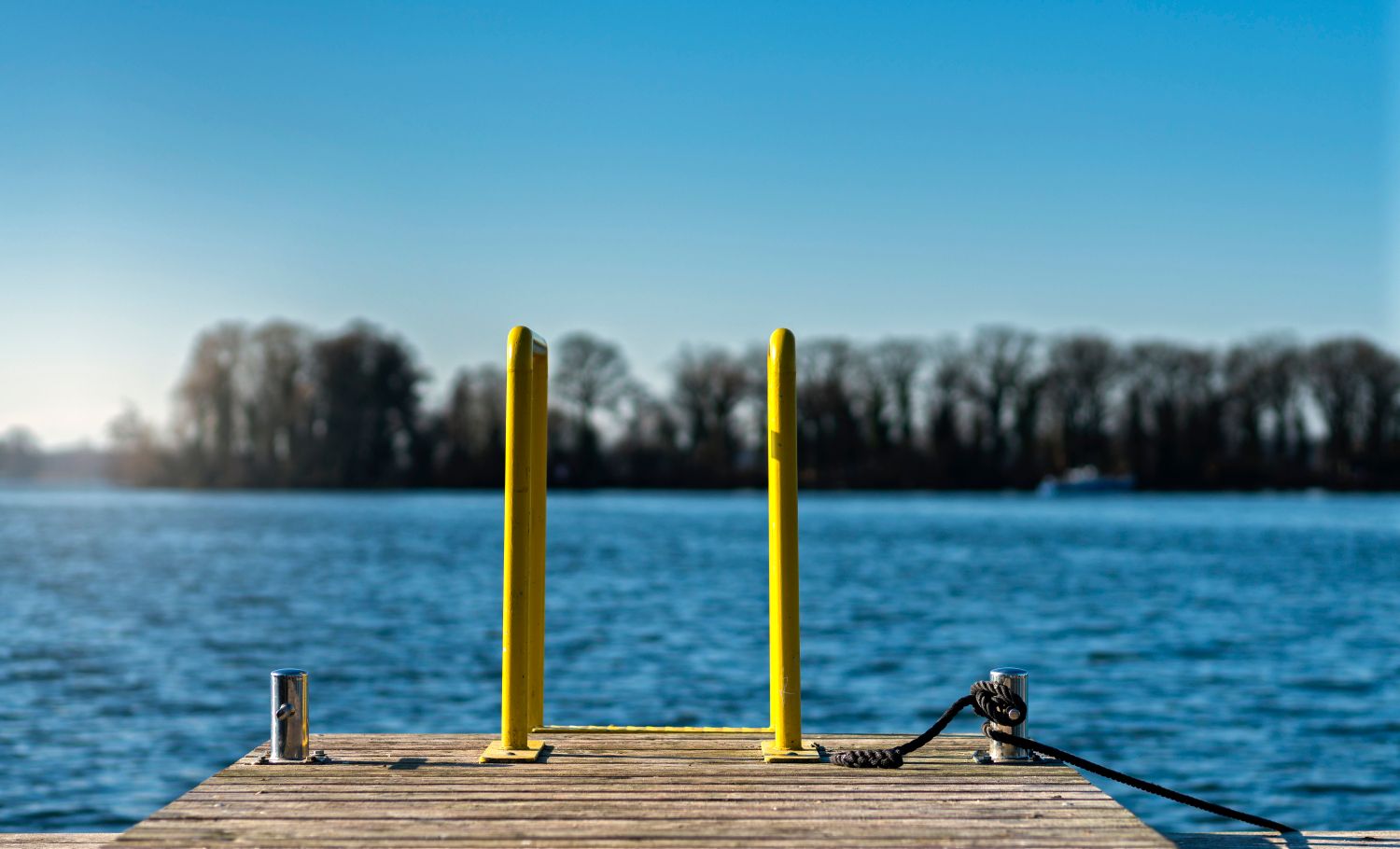Treppe zum Wasser am Badesee