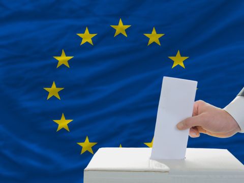 Stimmzettel zur Europawahl wird in Wahlurne gesteckt