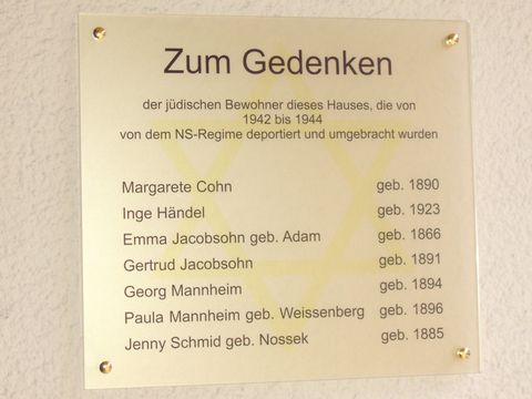 Gedenktafel für die jüdischen Bewohner dieses Hauses, die von 1942 bis 1944 von dem NS-Regime deportiert und umgebracht wurden