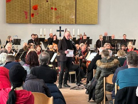 Der stellvertretende Bezirksbürgermeister Oliver Nöll hält ein Grußwort beim Benefizkonzert der Otto Sinfoniker für den Städtepartnerschaftsverein Friedrichshain-Kreuzberg – Dêrik e.V.
