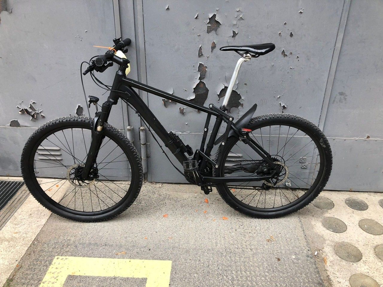 Schwarzes Herrenfahrrad