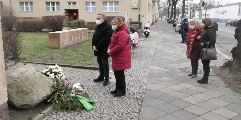 Bild der Kranzniederlegung Hatun Sürücü 2021