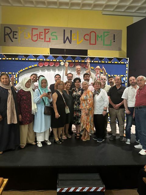 Gemeinsam Hoffnung geben: Team des BBK Linde und Sport- und Kulturclubs Salam mit dem Vereinsvorsitzenden Dr. Ibrahim Alsayed und Koordinator Hanjo Breddermann sowie der Bezirksbürgermeisterin. (Bild: BA Rdf)