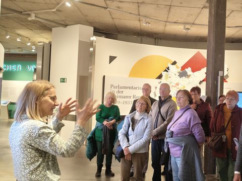 Teilnehmer*innen bei der Führung im Deutschen Dom