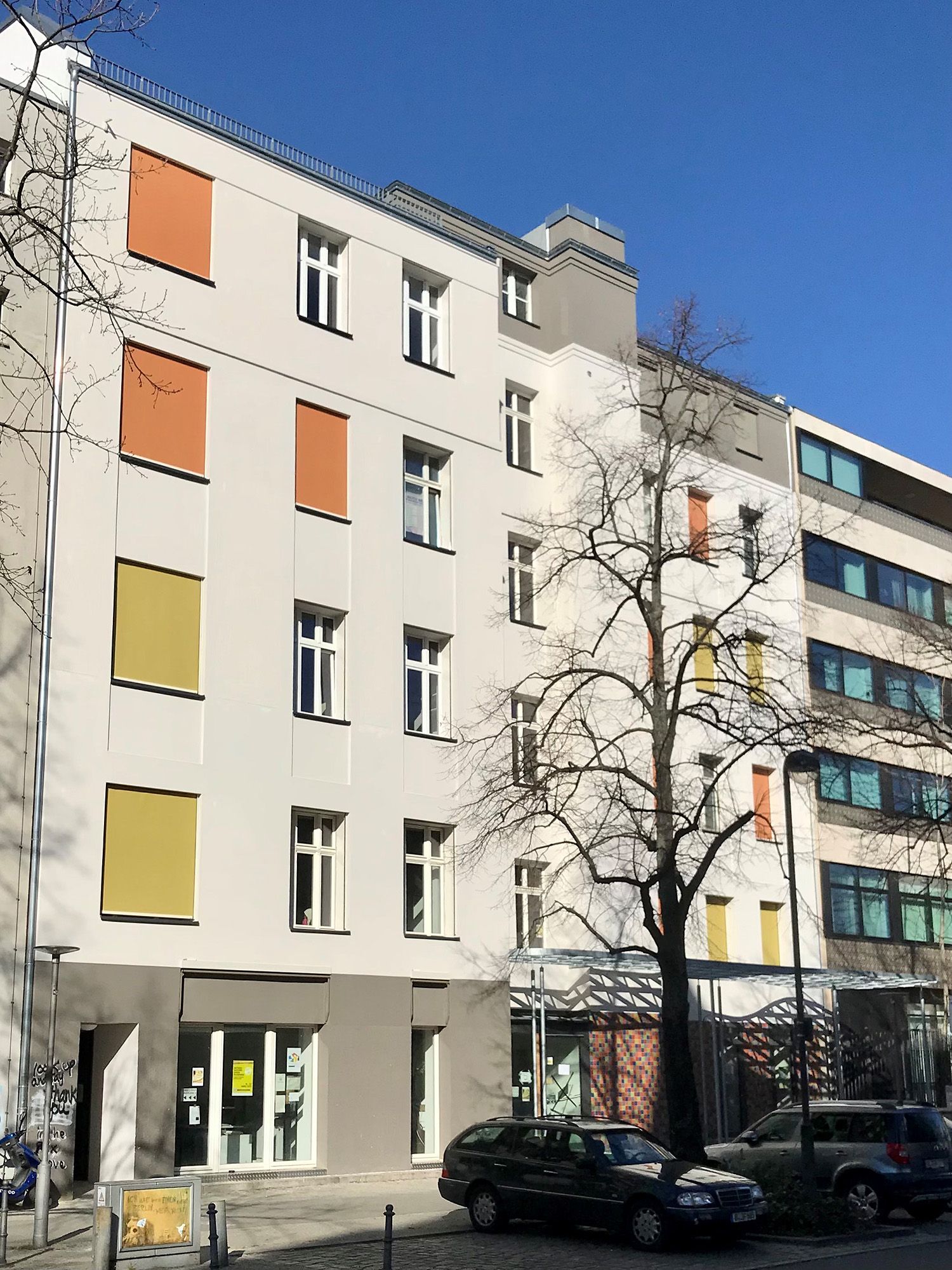 Die sanierte Straßenfassade erstrahlt in neuem und farbenfrohem Glanz.