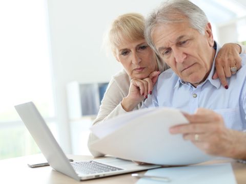 Seniorenehepaar vor dem Laptop