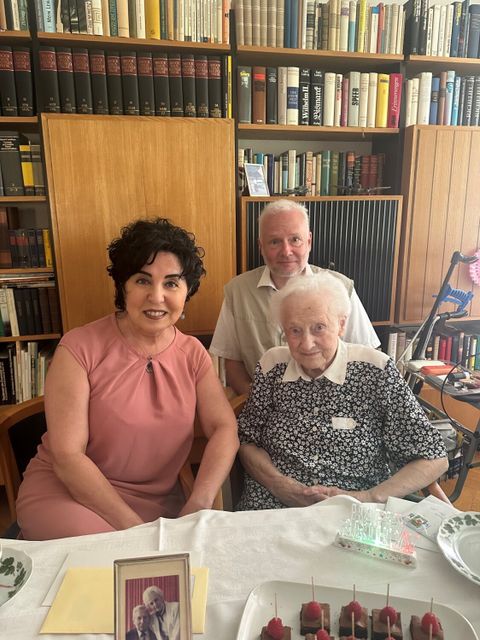 Jubilarin Anneliese Oleck hier mit Sohn Michael und Bezirksbürgermeisterin Emine Demirbüken-Wegner, die im Namen des Bezirksamtes herzlich gratulierte. (Bild: BA Rdf)