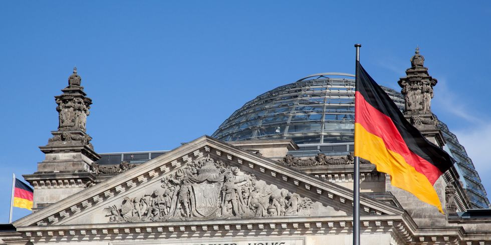 Reichstag mit Flagge