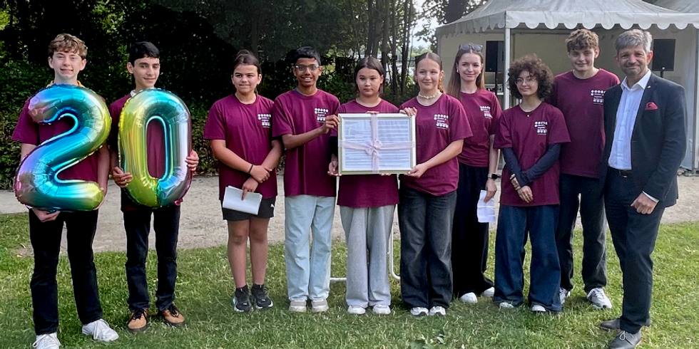 Stadtrat Oliver Schworck mit den Mitgliedern des Kinder- und Jugendparlamentes
