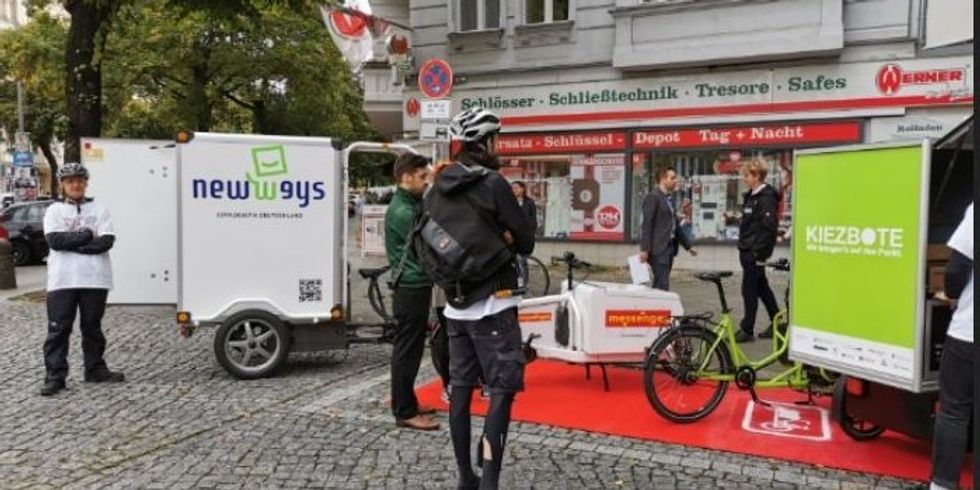 Logistikunternehmen und ihre umweltfreundlichen Fahrzeuge auf dem Amtsgerichtsplatz