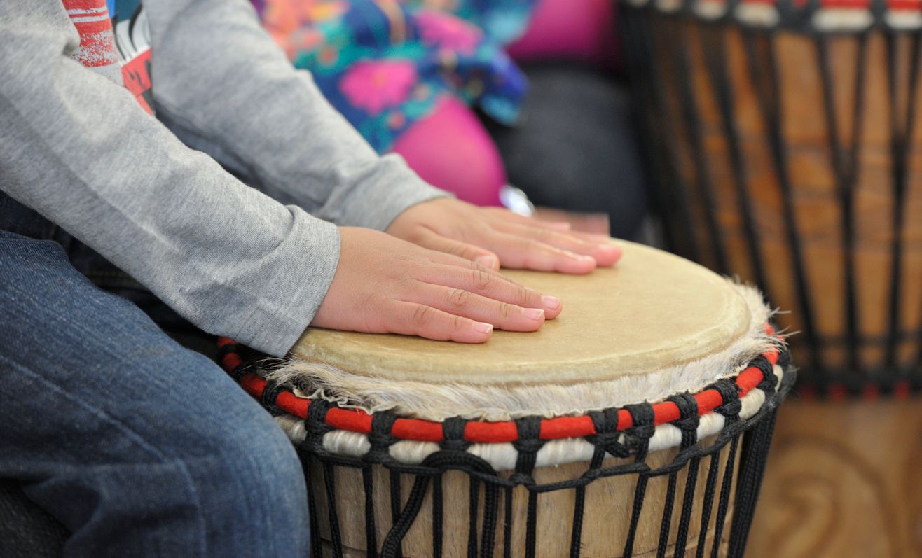 Nahaufnahme Kind Djembe