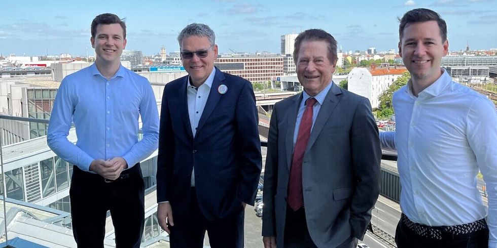 Von links nach rechts: Dr. Niklas Gebauer (GF MELAG), Bezirksbürgermeister Jörn Oltmann, Dr. Steffen Gebauer (GF MELAG) und Sebastian Gebauer (GF MELAG)