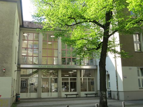 Hauptgebäude der Volkshochschule Neukölln