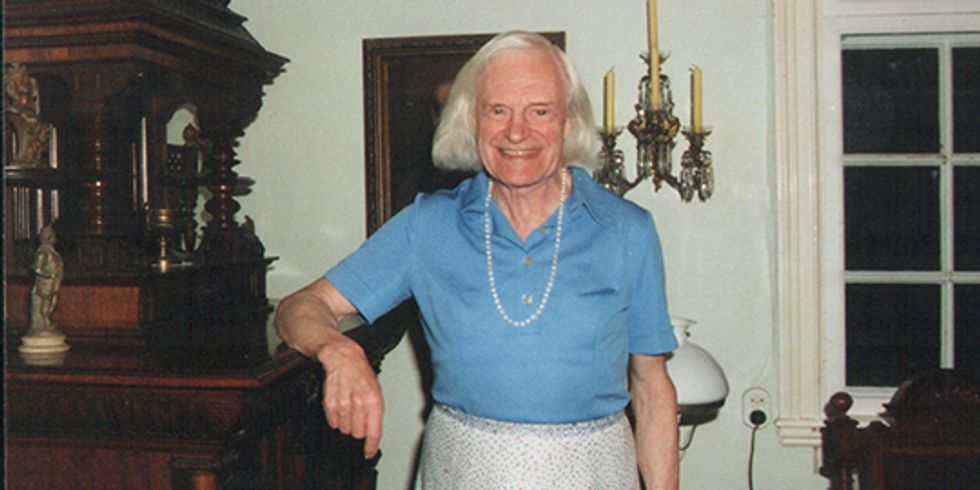 Charlotte von Mahlsdorf bei einer Führung durch ihr Gründerzeitmuseum