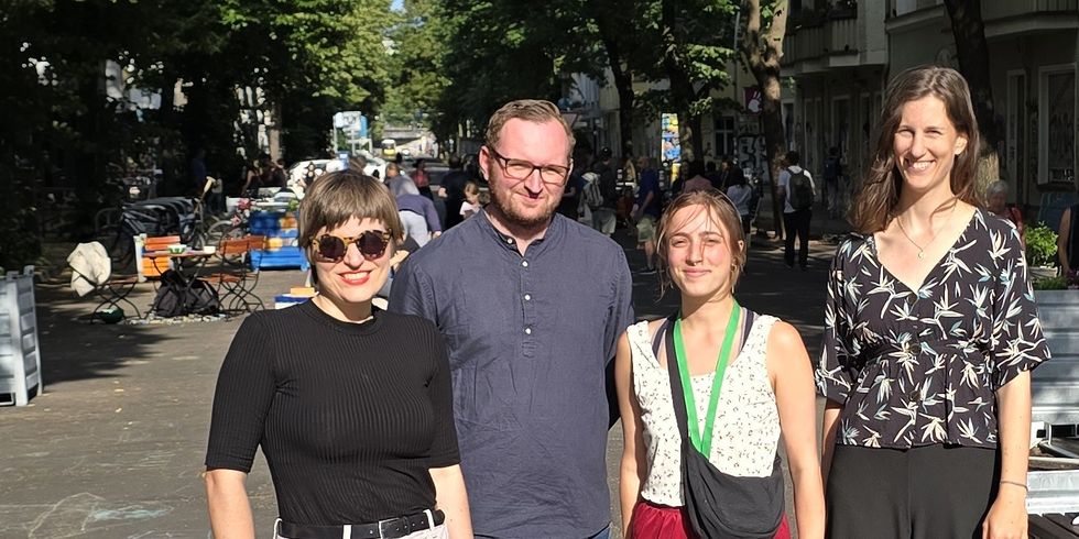 Bezirksstadträtin Annika Gerold, Fabian Reitemeyer, Leiter für Klima und Internationales, Elisa Mattioli Lattanzi, Fußverkehrsplanerin im Straßen- und Grünflächenamt und Klimaanpassungsmanagerin Leonie Laug (v.l.n.re.)