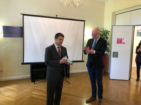 Botschaftssekretär Martín Castro (links) und Bezirkssozialstadtrat Tim Richter