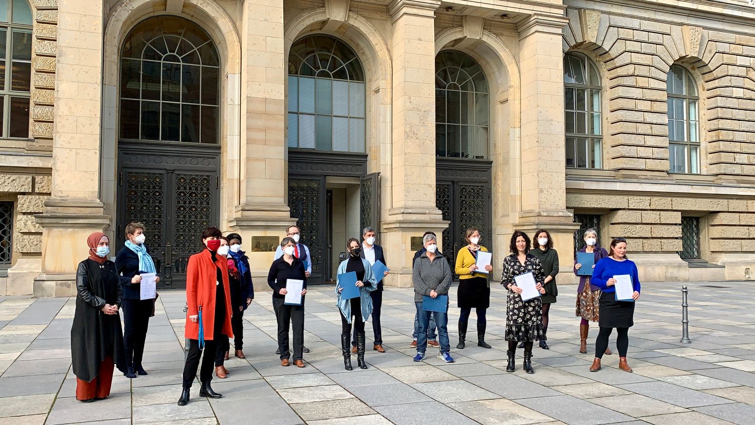 Übergabe der Resolution vor dem Abgeordnetenhaus von Berlin