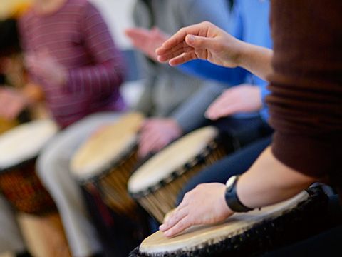 Nahaufnahme von Händen die auf Djembe trommeln