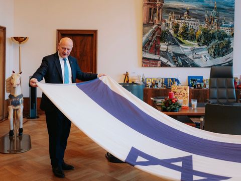 Kai Wegner lässt die israelische Flagge einholen