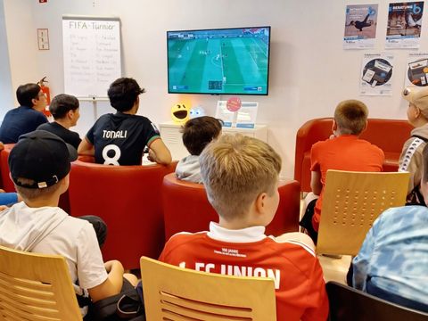 FIFA-Turnier in der Ingeborg-Drewitz-Bibliothek (Rückblick 2023) (Bild: Stadtbibliothek Steglitz-Zehlendorf)
