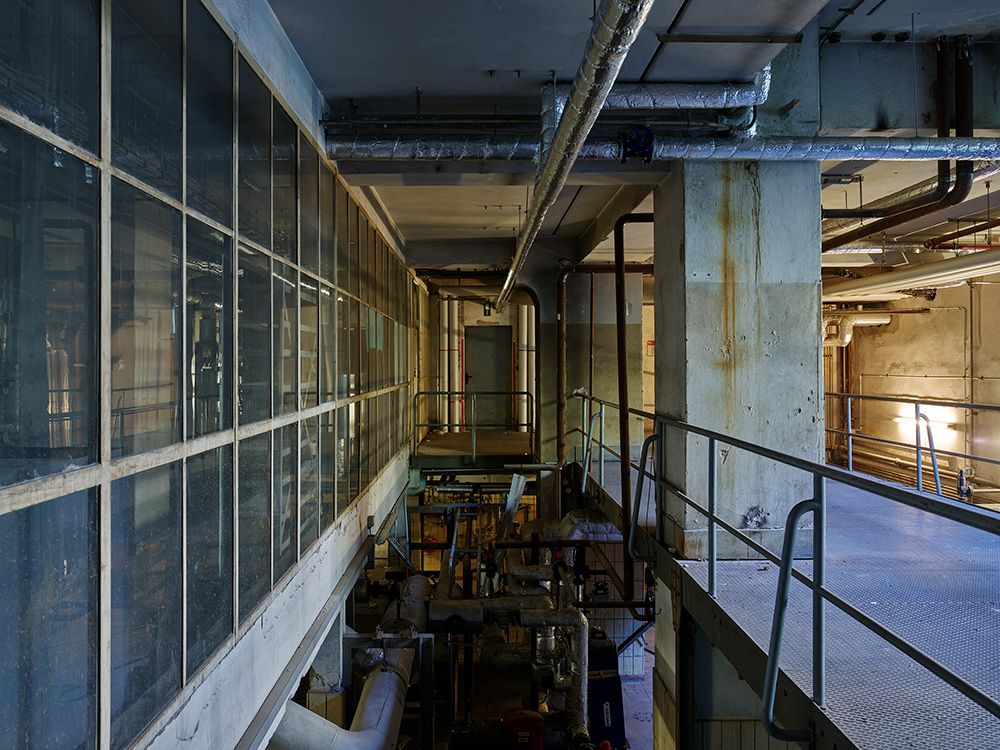 Blick in den Heizungsraum im Kellergeschoss vor der Sanierung, April 2020