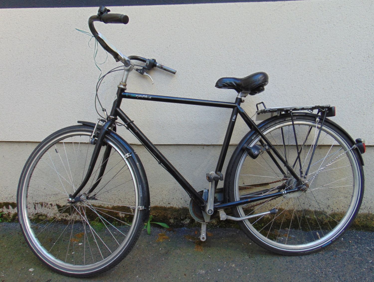 Schwarzes Herrenfahrrad