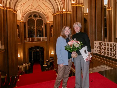 Bezirksbürgermeisterin Clara Herrmann und Preisträgerin Sandra Bauer bei der Verleihung der Ehrennadel im Roten Rathaus.