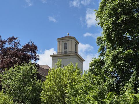 Rathaus Schöneberg mit Bäumen