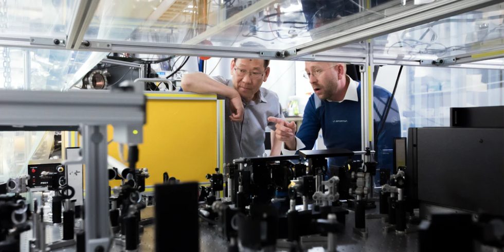 Zwei Ingenieure kontrollieren Bauteile auf Sicherheit und korrekte Verarbeitung.