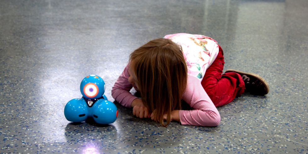 Dash Roboter mit einem Mädchen