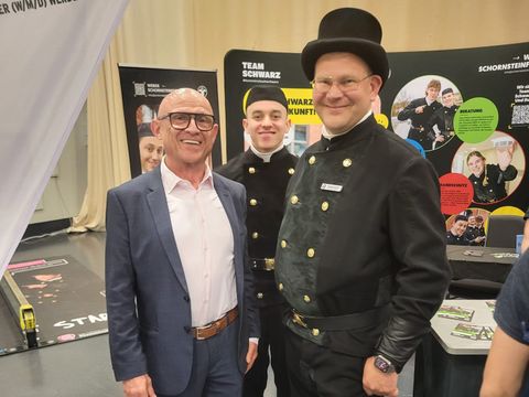 Lutz Reinhofer am Stand Team Schwarz
