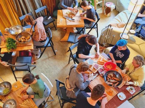 mehrere Personen von oben bei Koch- und Diskussionsabend