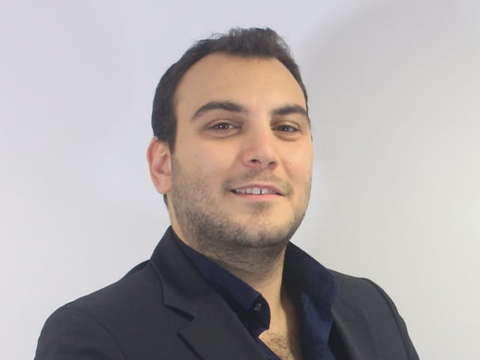 Mann lacht in Kamera