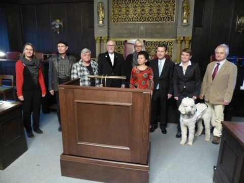 v.l.n.r.: Andrea Kunert, Harry Collin, Renate und Karl-Heinz Schulze, Janine Malik, Rabia Karaarslan, Uwe Brockhausen, Regina Vollbrecht, Rolf Blaga (Bild: BA Reinickendorf)