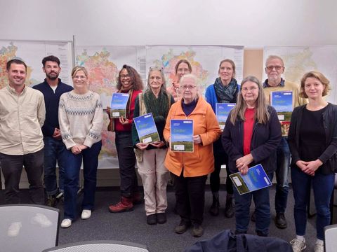 v.l.n.r. Sebastian Rübenacker SenMVKU, David Endter, Grün Berlin, Franziska Röhr SenMVKU, ganz rechts: Karla Stierle, Grün Berlin. Urkunden gingen an die gewählten Bürgerinnen und Bürger der Feko: Pat Appleton, Beate Storni, Jule Hanske, Christiane Bongartz, Birgitt Sorensen, Monika Dierenfeld, Norbert Rheinländer