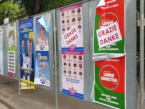 Wahlplakate in Bozen (Bild: Prokop Bow)