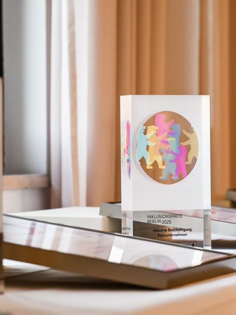 Preisobjekte und Urkunden vom Inklusionspreis Berlin 2025