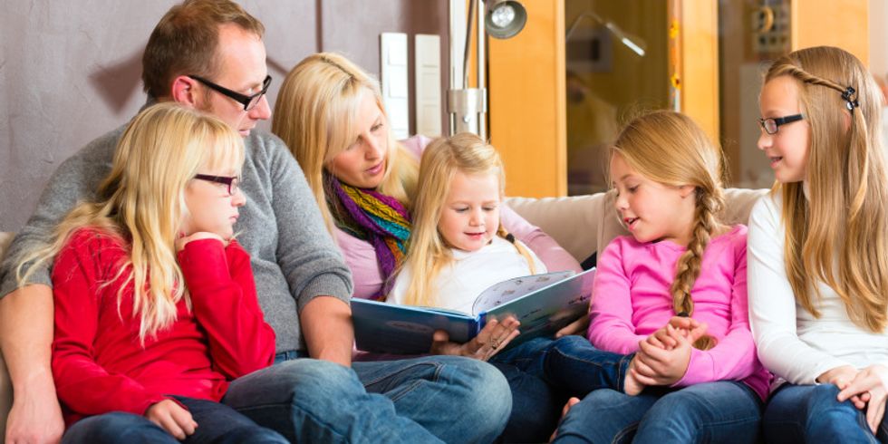 Familie beim Geschichten vorlesen