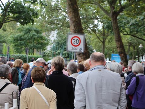 Kiezspaziergänger_innen an der Schwerin- /Ecke Bülowstraße