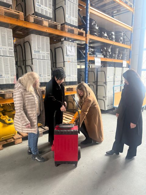 Emine Demirbüken-Wegner (Bezirksbürgermeistern Reinickendorf), Jennifer Mohr (Geschäftsinhaberin Mohr) Gundula Mohr (Geschäftsinhaberin Mohr) und Christine Kretlow (Wirtschaftsförderung)