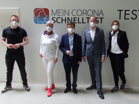 v.r.n.l.: Minja Derviskadic (MCS Leitung Berlin), Peer Hamann (Center Manager), Uwe Brockhausen (Bezirksstadtrat), Anja Geppert (MCS Standortleitung Tegel), Felix Schönebeck (I love Tegel) (Bild: BA Reinickendorf)