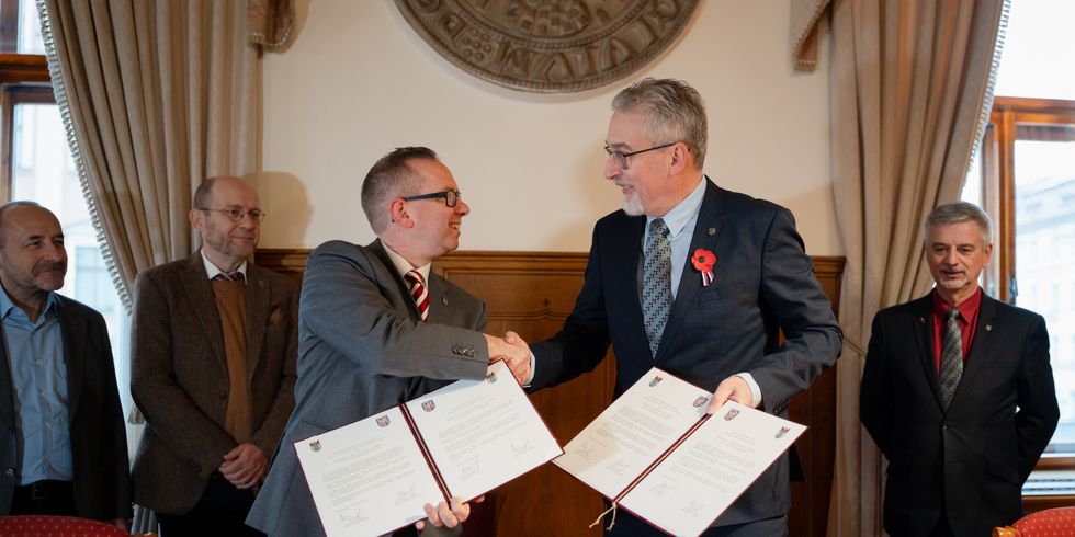 Shake-Hands nach Vertragsunterzeichnung