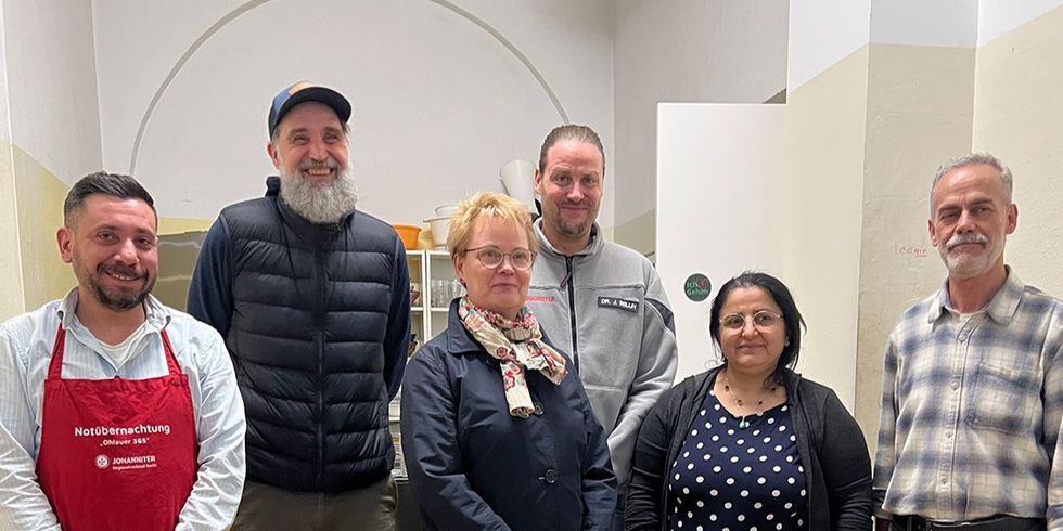 Frau Sommer-Wetter mit Ehrenamtlichen vor Ort