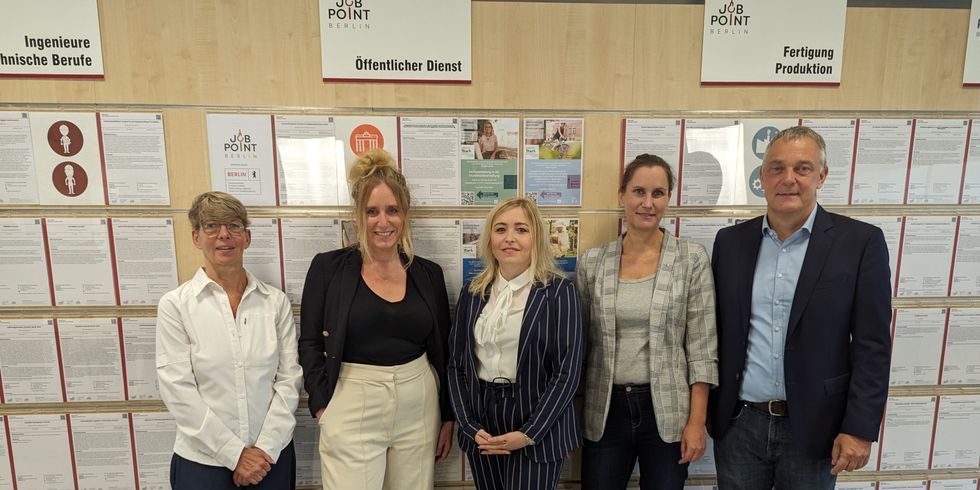 Zu Besuch im JOB POINT an der Pestalozzistraße: (v.l.) Sylke Hölscher, Geschäftsführerin der Gemeinnützige Gesellschaft für Bildung und Teilhabe mbH (GesBiT), Bezirksbürgermeisterin Kirstin Bauch, die Personalmarketingverantwortliche des Bezirksamts, Wenke Surauf, Micha Klapp, Staatssekretärin für Arbeit und Gleichstellung und Richard Kurherr, Projektleiter des JOB POINT Berlin Charlottenburg-Wilmersdorf.