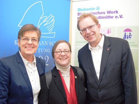 v.l.: Barbara Eschen (Diakonisches Werk Berlin Stadtmitte e.V.), Beate Kratochwil (Koepjohann'schen Stiftung) und Ephraim Gothe (Bezirksstadtrat für Stadtentwicklung, Gesundheit und Soziales in Berlin Mitte) (Bild: Bezirksamt Mitte)