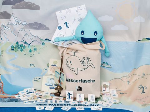 Wassertasche des Vereins a tip:tap mit Beutel, Bildkarten, Landschaftstuch und einer Handpuppe "Tropfi"