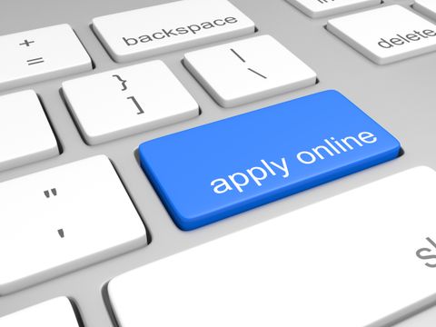 Ausschnitt von einer Computertastatur mit einer blauen Taste mit der Aufschrift "apply online"