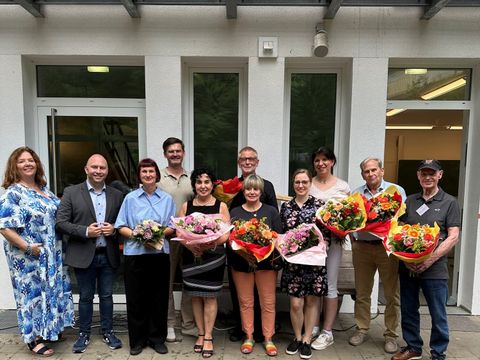 Blumengrüße zum Sommerfest des Elisabethstifts unter neuer Führung. (Bild: BA Rdf)