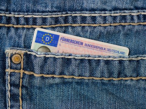Ein Führerschein, der aus der hinteren Hosentasche hervorragt